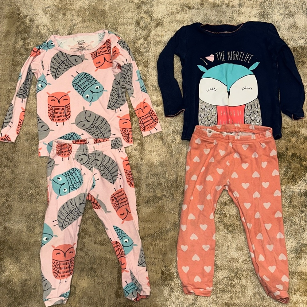 Pair of pajamas. 2 sets Carters girls pajamas size 12 months
